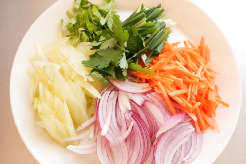 タイ風サラダ野菜の切り方