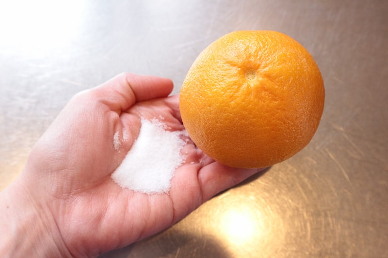 オレンジを塩磨きする