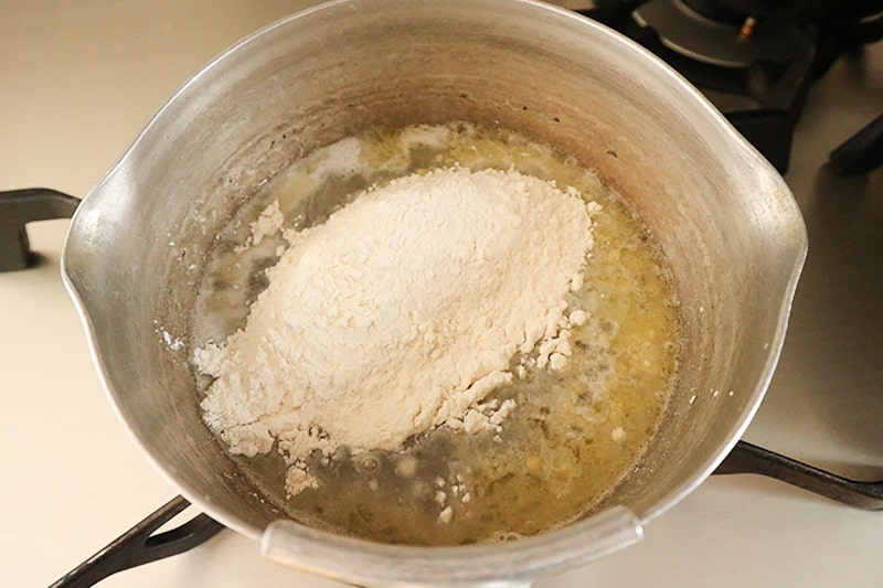鍋に小麦粉を加える